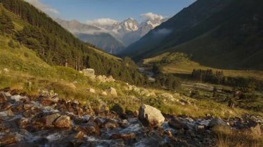 Kafkasya karlı dağların kış manzarası. Oluşumu ve bulutlar dağ zirveleri üzerinden hareketin.
