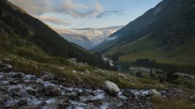 Kafkasya karlı dağların kış manzarası. Oluşumu ve bulutlar dağ zirveleri üzerinden hareketin.