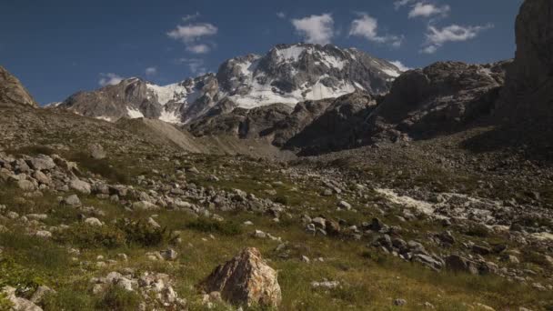 高加索雪山的冬季景色 山峰上云层的形成和移动 — 图库视频影像