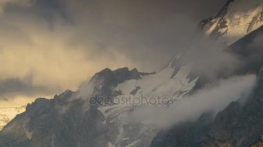 Kafkasya karlı dağların kış manzarası. Oluşumu ve bulutlar dağ zirveleri üzerinden hareketin.