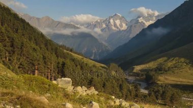 Kafkasya karlı dağların kış manzarası. Oluşumu ve bulutlar dağ zirveleri üzerinden hareketin.