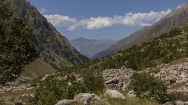 Kafkasya karlı dağların kış manzarası. Oluşumu ve bulutlar dağ zirveleri üzerinden hareketin.