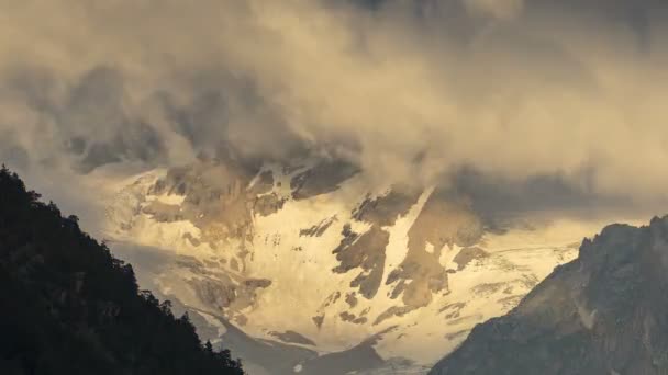 Vue hivernale sur les montagnes enneigées du Caucase. Formation et déplacement des nuages sur les sommets montagneux .