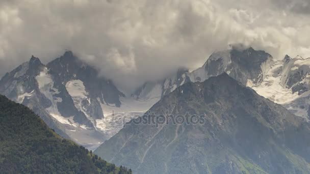 Vistas Invernales Las Montañas Nevadas Del Cáucaso Formación Movimiento Nubes — Vídeos de Stock