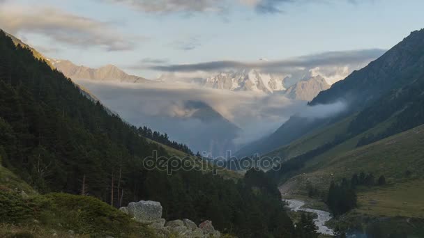 Zimowe Widoki Ośnieżonych Gór Kaukazu Formacji Ruchu Chmur Nad Szczyty — Wideo stockowe