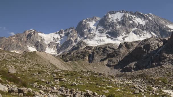 高加索雪山的冬季景色 山峰上云层的形成和移动 — 图库视频影像