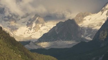 Kafkasya karlı dağların kış manzarası. Oluşumu ve bulutlar dağ zirveleri üzerinden hareketin.