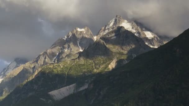 Zimowe Widoki Ośnieżonych Gór Kaukazu Formacji Ruchu Chmur Nad Szczyty — Wideo stockowe