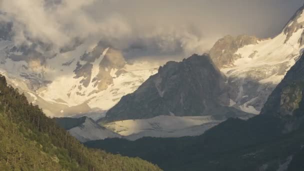 コーカサス山脈の雪に覆われた山の冬景色 上の山の峰の雲の形成 — ストック動画