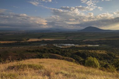 Kafkasya karlı dağların yaz manzarası. Oluşumu ve bulutlar dağlar tepeler üzerinde hareket.