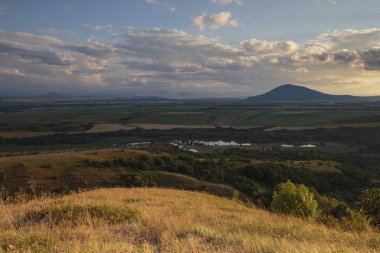 Kafkasya karlı dağların yaz manzarası. Oluşumu ve bulutlar dağlar tepeler üzerinde hareket.