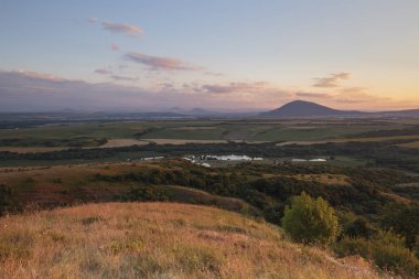 Kafkasya karlı dağların yaz manzarası. Oluşumu ve bulutlar dağlar tepeler üzerinde hareket.