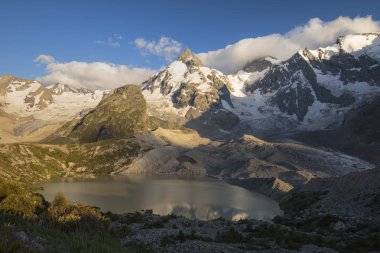 Kafkasya karlı dağların yaz manzarası. Oluşumu ve bulutlar dağlar tepeler üzerinde hareket.