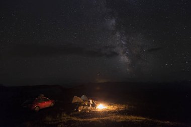 Kafkasya karlı dağların yaz manzarası. Oluşumu ve bulutlar dağlar tepeler üzerinde hareket.