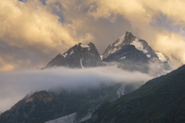 Kafkasya karlı dağların yaz manzarası. Oluşumu ve bulutlar dağlar tepeler üzerinde hareket.