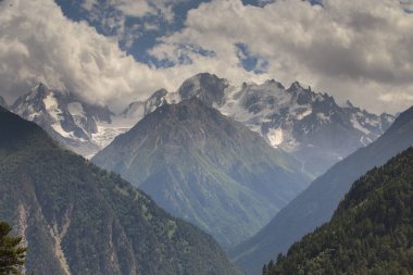 Kafkasya karlı dağların yaz manzarası. Oluşumu ve bulutlar dağlar tepeler üzerinde hareket.