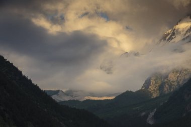 Kafkasya karlı dağların yaz manzarası. Oluşumu ve bulutlar dağlar tepeler üzerinde hareket.