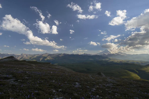 Vistas Verano Las Montañas Nevadas Del Cáucaso Formación Movimiento Nubes — Foto de Stock