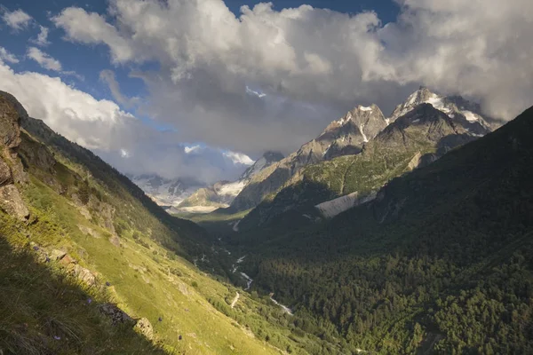 Kafkasya karlı dağların yaz manzarası. Oluşumu ve bulutlar dağlar tepeler üzerinde hareket.