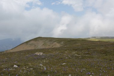 Rusya, zaman atlamalı. Oluşumu ve bulutlar Adıge Bolshoy Thach ve Kafkas Dağları yaz yamaçları üzerinde hareket