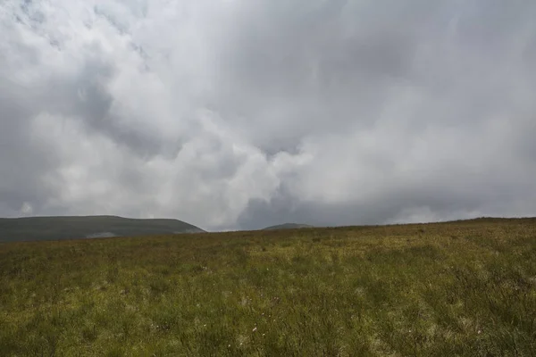 ロシアは 時間の経過 形成およびアディゲ ボリショイ サッチとコーカサス山脈の夏斜面上の雲の動き — ストック写真