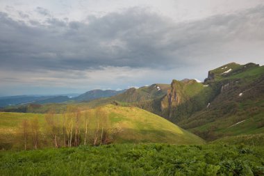 Adygea Bolşoy Thach ve Kafkasya Dağları 'nın yaz yamaçlarında bulutların oluşumu ve hareketi
