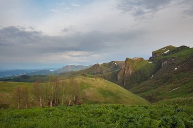 Adygea Bolşoy Thach ve Kafkasya Dağları 'nın yaz yamaçlarında bulutların oluşumu ve hareketi