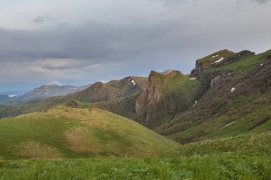 Adygea Bolşoy Thach ve Kafkasya Dağları 'nın yaz yamaçlarında bulutların oluşumu ve hareketi