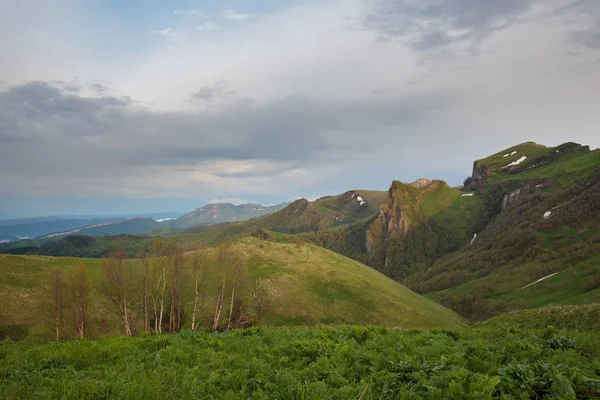 Adygea Bolşoy Thach Kafkasya Dağları Nın Yaz Yamaçlarında Bulutların Oluşumu — Stok fotoğraf