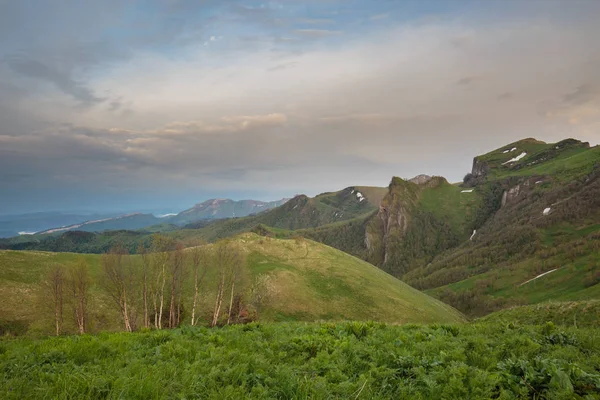 Adygea Bolşoy Thach ve Kafkasya Dağları 'nın yaz yamaçlarında bulutların oluşumu ve hareketi