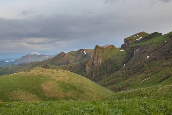 Adygea Bolşoy Thach ve Kafkasya Dağları 'nın yaz yamaçlarında bulutların oluşumu ve hareketi