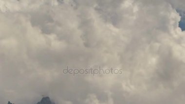 Rusya, zaman atlamalı. Yaz aylarında Kafkas Dağları fırtınalı bir nehirde bulutlar ve su akar