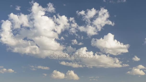 ロシアは 時間の経過 形成と夕暮れの春の終わりの青空にさまざまな形の白い雲の急速な動き — ストック動画