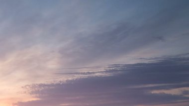 Rusya, zaman atlamalı. Oluşumu ve hızlı hareket beyaz bulutlar geç bahar gün batımında mavi gökyüzünde farklı şekiller.