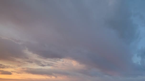 俄罗斯 时间的推移 形成和快速运动的不同形状在日落时春末蓝蓝的天空白云 — 图库视频影像