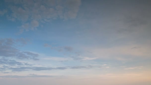 ロシアは 時間の経過 形成と夕暮れの春の終わりの青空にさまざまな形の白い雲の急速な動き — ストック動画