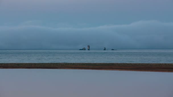 Rússia Intervalo Tempo Movimento Nuvens Fluxos Água Rio Tempestuoso Nas — Vídeo de Stock