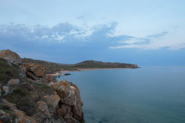 C bozkır parçası baharda bulutlarda hareketi