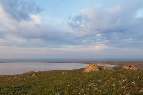 C bozkır parçası baharda bulutlarda hareketi