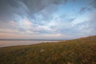 C bozkır parçası baharda bulutlarda hareketi