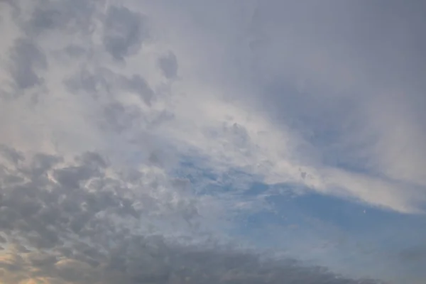 El movimiento de las nubes en la primavera en la parte estepa de la C — Foto de Stock