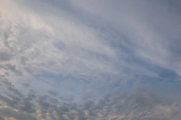 El movimiento de las nubes en la primavera en la parte estepa de la C — Foto de Stock