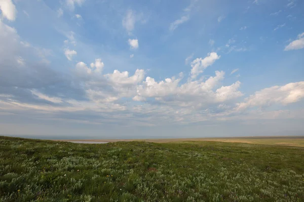 C bozkır parçası baharda bulutlarda hareketi