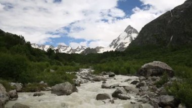 Rusya, zaman atlamalı. Yaz aylarında Kafkas Dağları fırtınalı bir nehirde bulutlar ve su akar