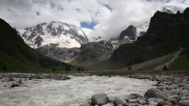 Rusko Časová Prodleva Pohyb Mraků Voda Teče Bouřlivé Řeky Pohoří — Stock video