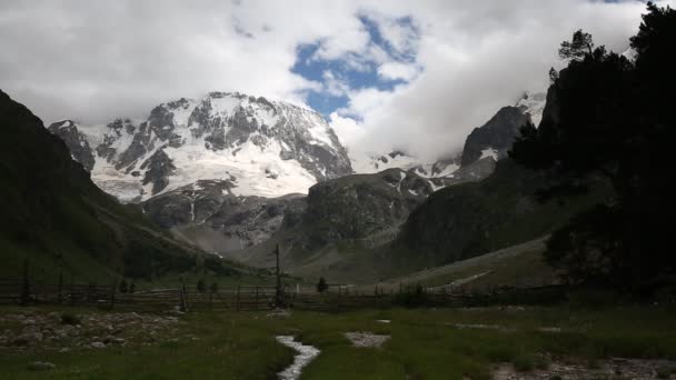 Russia Time Lapse Movimenti Nuvole Acqua Scorrono Fiume Tempestoso Nelle — Video Stock