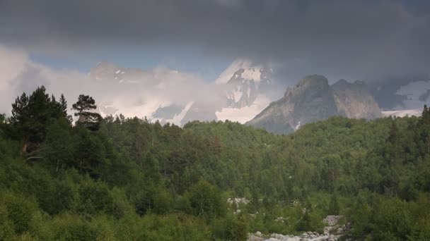 ロシアは 時間の経過 夏コーカサス山脈の嵐川で流れる雲と水の運動 — ストック動画