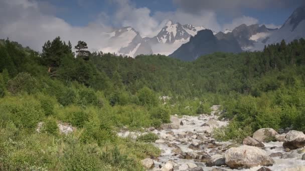 Rusia Lapso Tiempo Movimiento Nubes Agua Fluye Río Tormentoso Las — Vídeo de stock