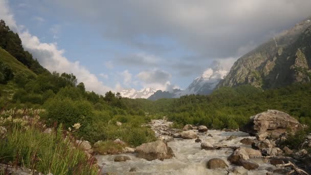俄罗斯 时间流逝 夏季高加索山地暴雨河中云和水流的流动 — 图库视频影像