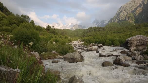 Russland Zeitraffer Bewegung Von Wolken Und Wasserströmen Einem Stürmischen Fluss — Stockvideo